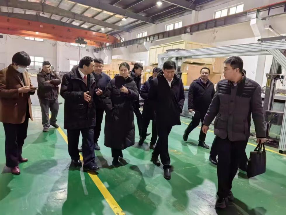 1正能公司榮幸迎來煙臺市萊山區(qū)開發(fā)區(qū)的領軍蒞臨公司生產(chǎn)車間考察指導(1)